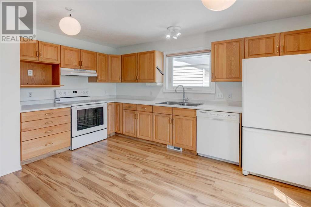 Single Family House for Sale in  Macewan Ridge Villas NW MacEwan Glen Calgary 