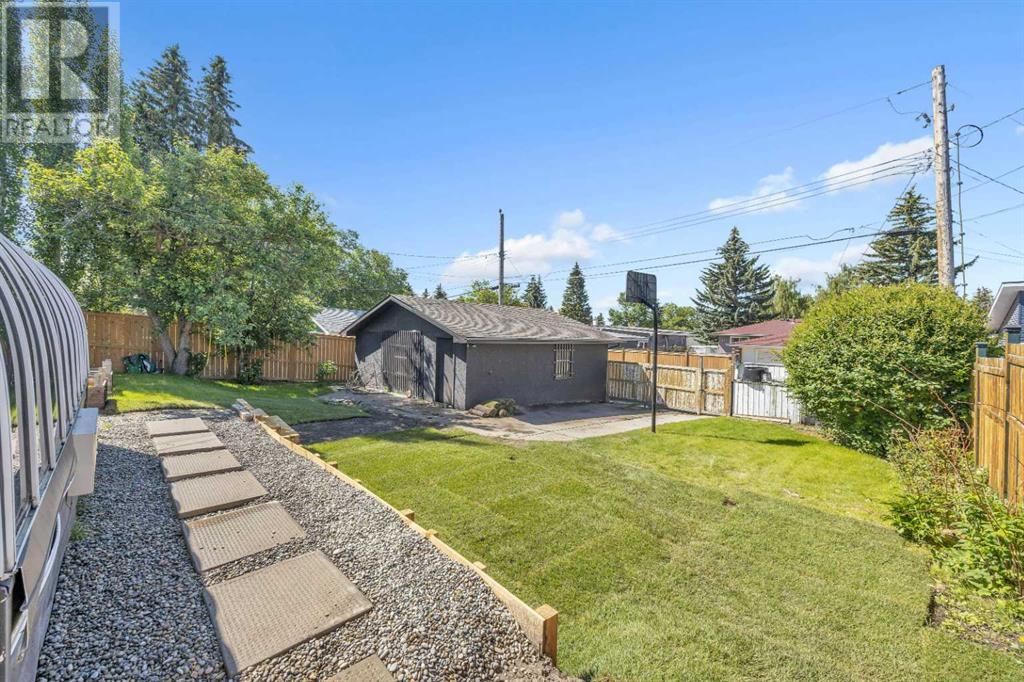 Single Family House 4 Level for Sale in  Brockington Road NW Brentwood Calgary 