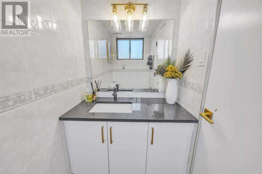 Single Family House 4 Level for Sale in  Brockington Road NW Brentwood Calgary 