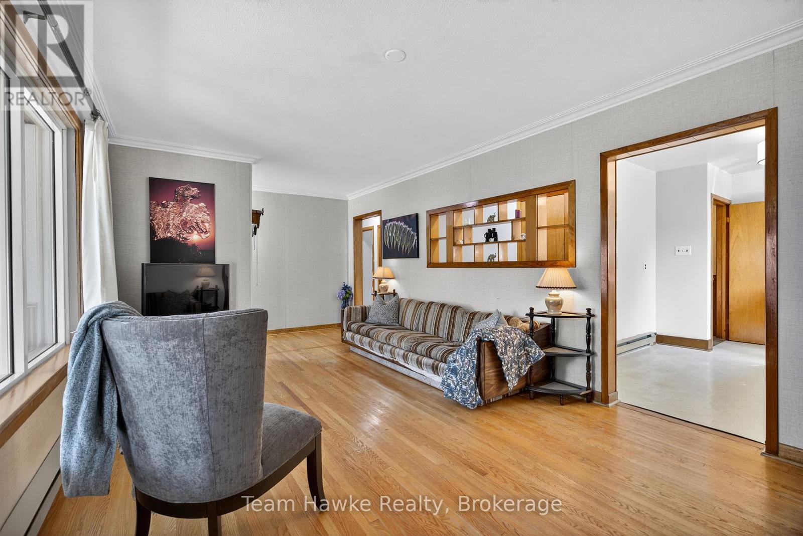 Photo 12 of 828 Hugel Avenue, Midland ON