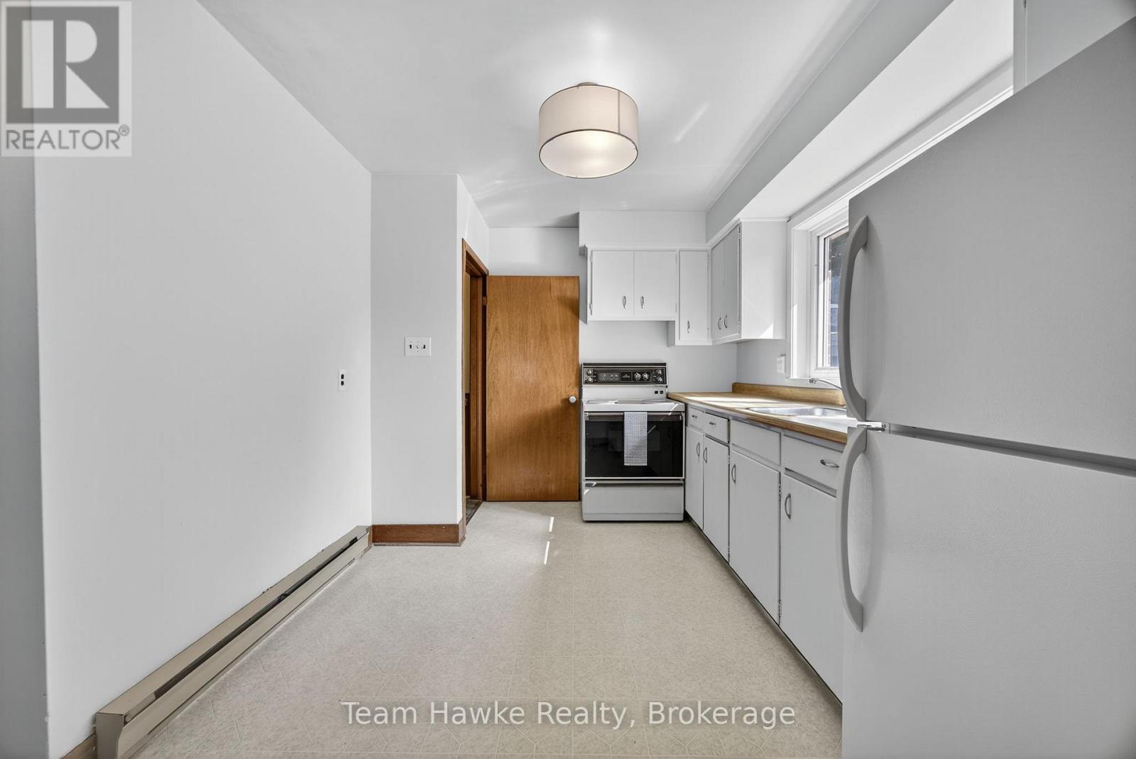 Photo 14 of 828 Hugel Avenue, Midland ON