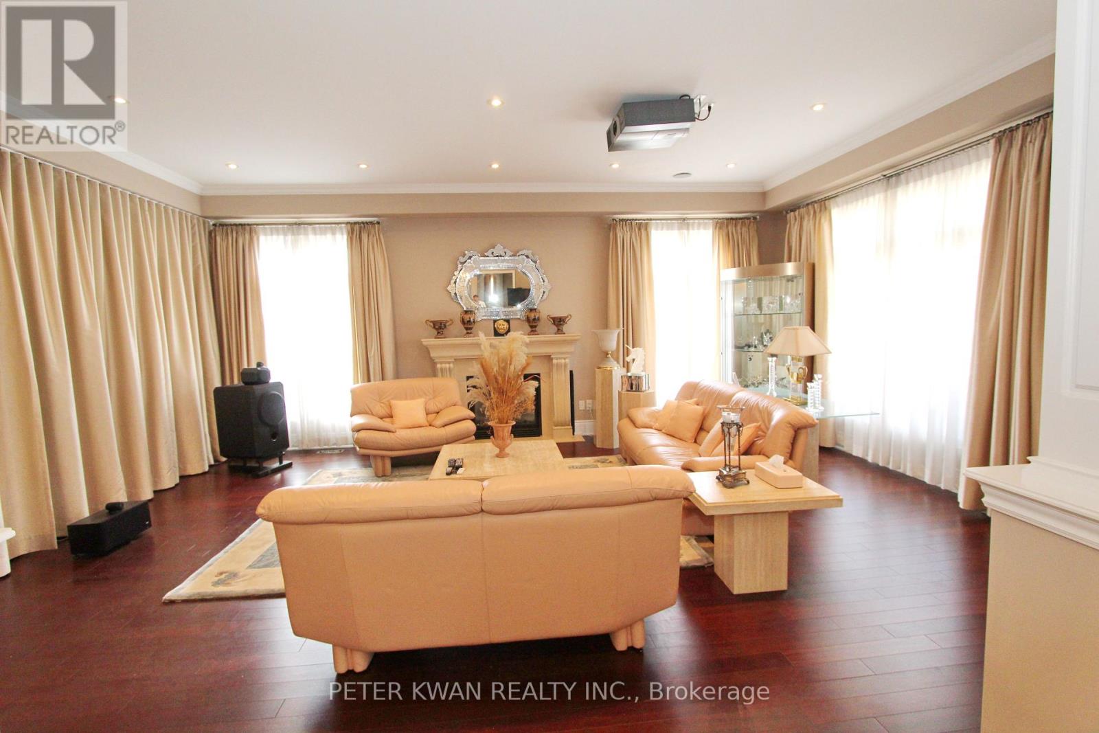 Photo 10 of 123 Carisbrooke Circle, Aurora ON
