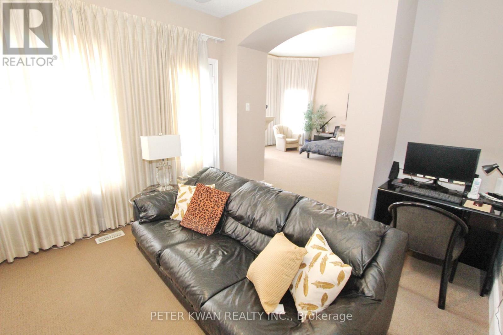 Photo 26 of 123 Carisbrooke Circle, Aurora ON