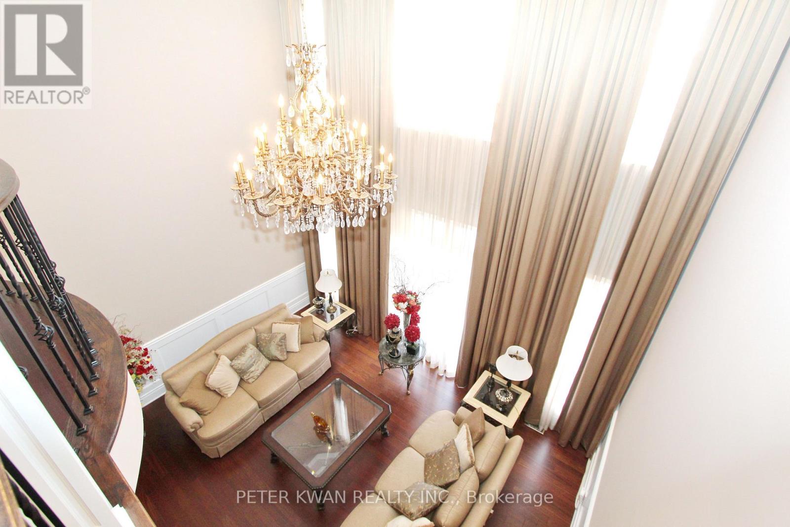 Photo 39 of 123 Carisbrooke Circle, Aurora ON