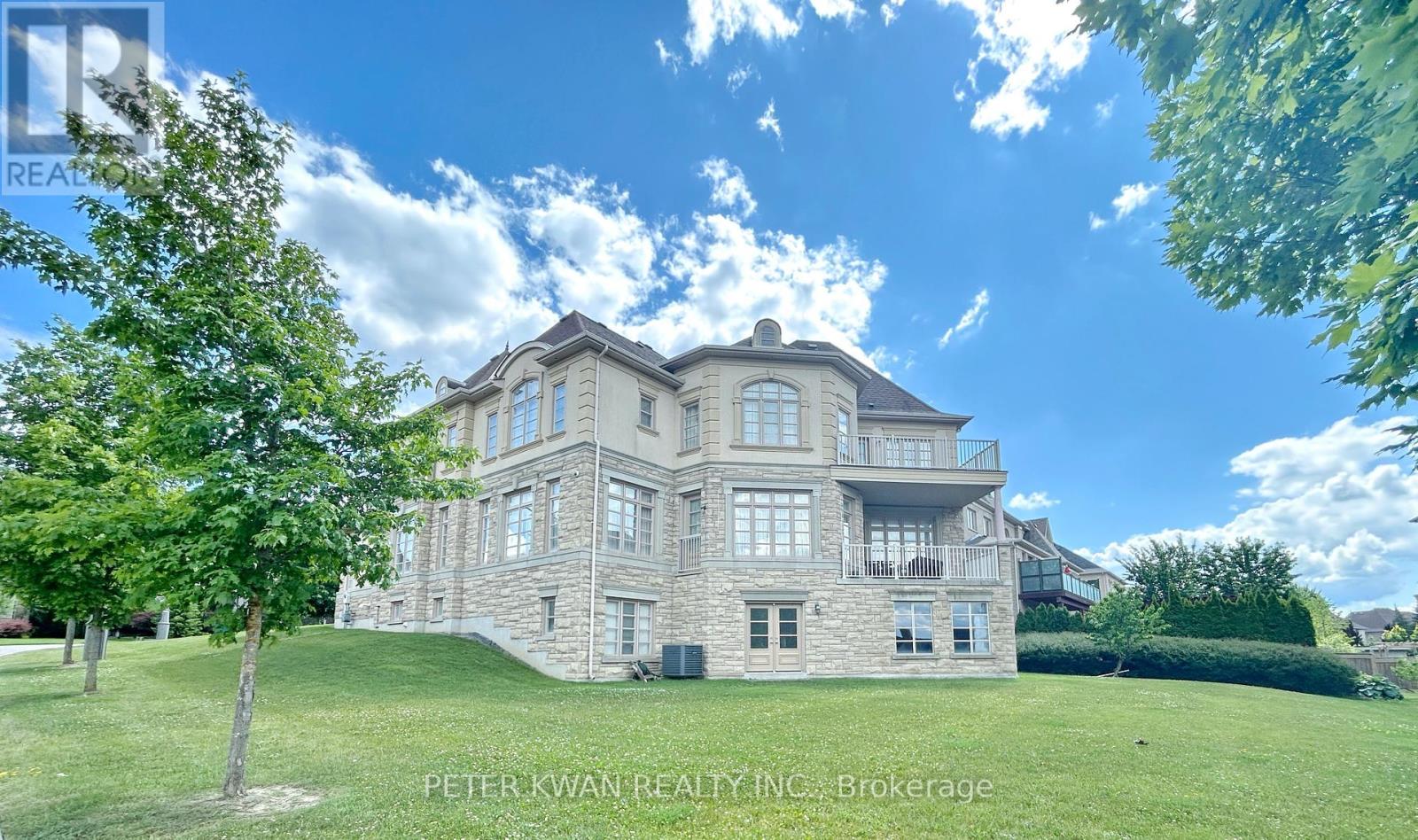 Photo 47 of 123 Carisbrooke Circle, Aurora ON