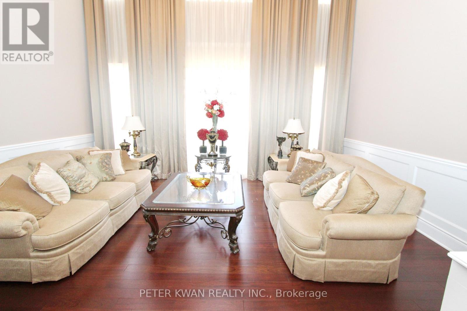 Photo 6 of 123 Carisbrooke Circle, Aurora ON