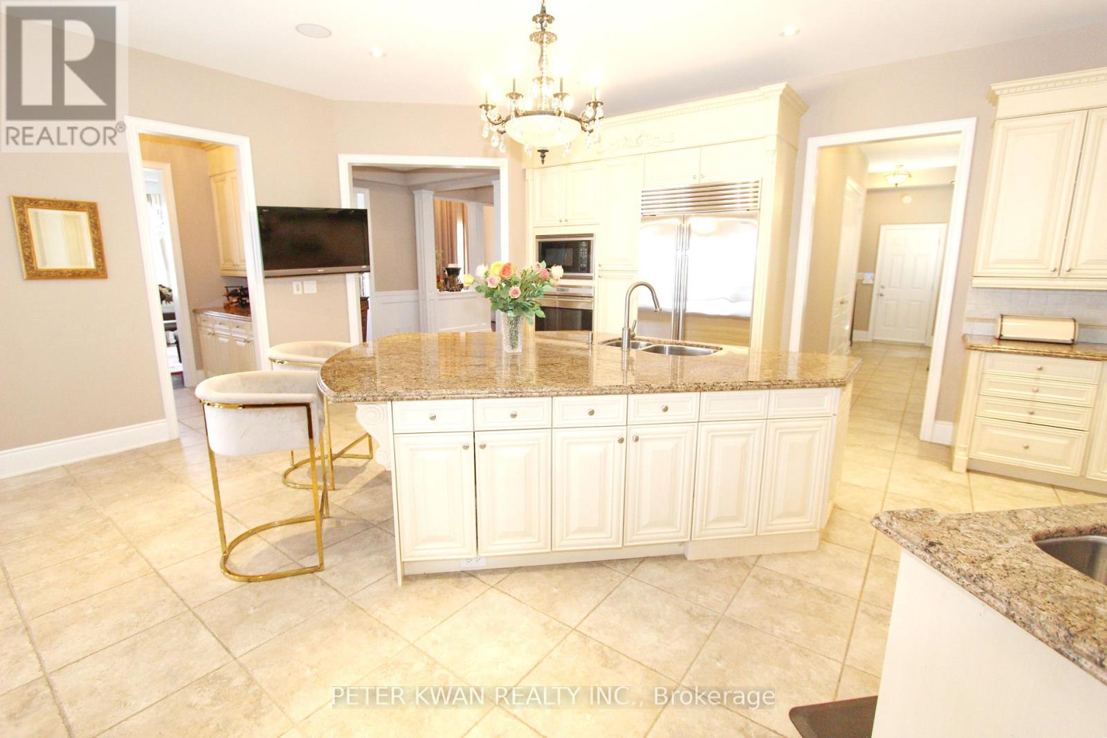 Photo 12 of 123 Carisbrooke Circle, Aurora ON