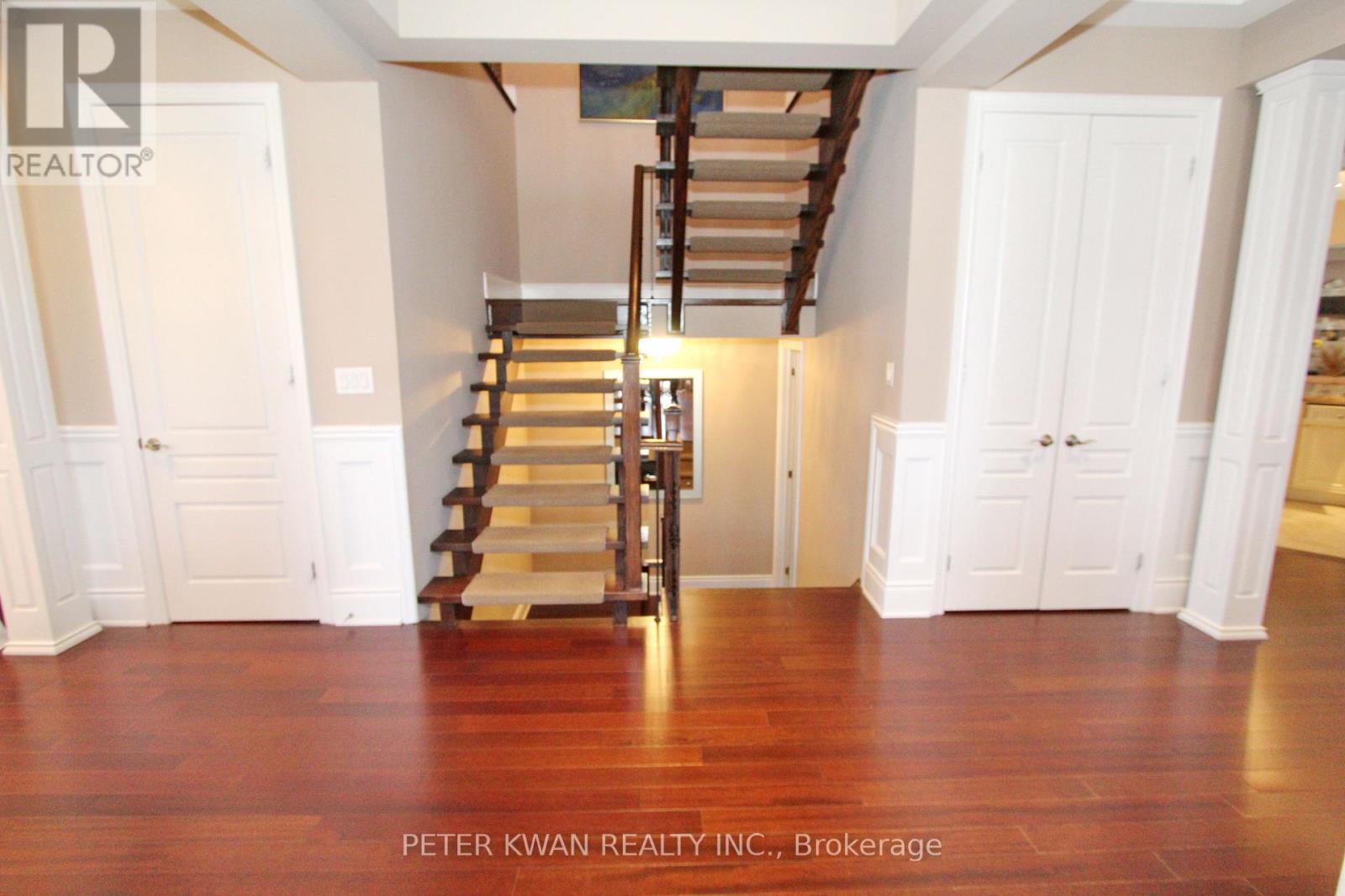 Photo 22 of 123 Carisbrooke Circle, Aurora ON