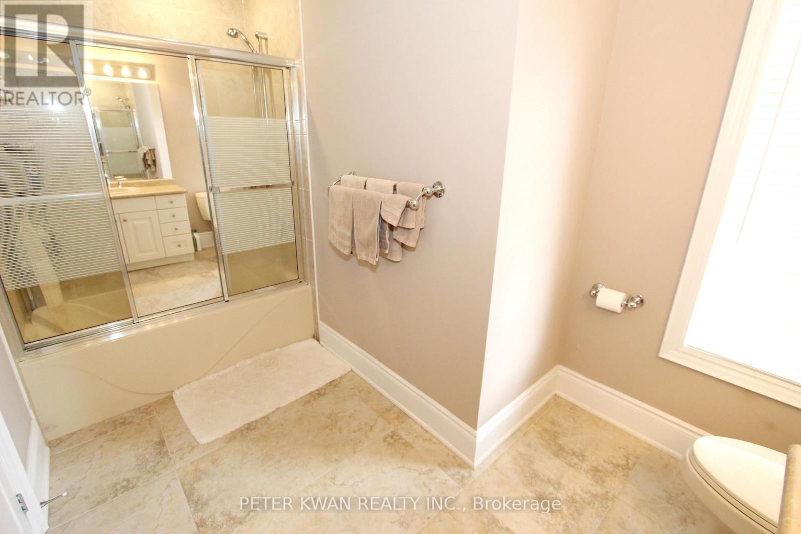 Photo 36 of 123 Carisbrooke Circle, Aurora ON