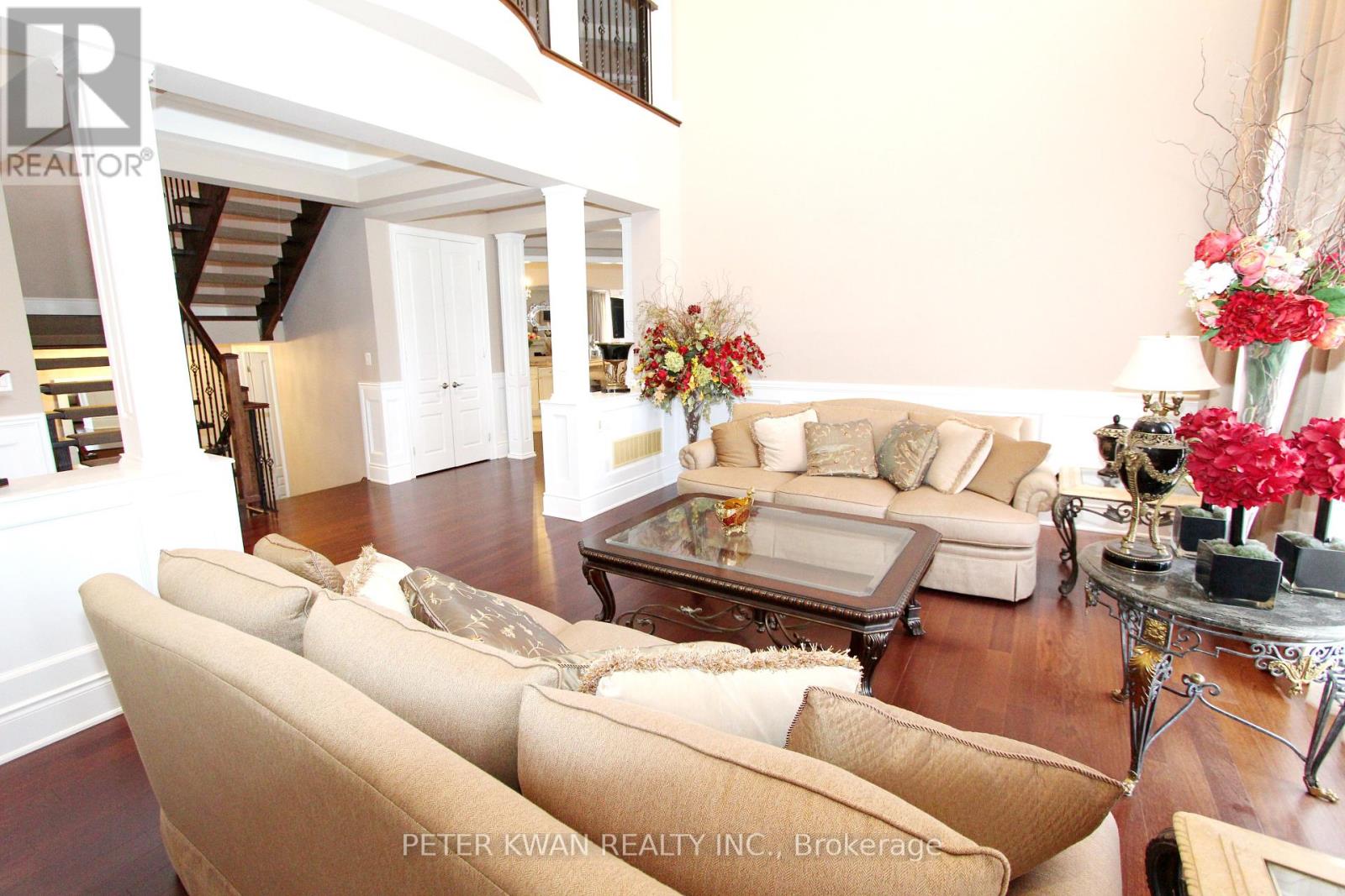 Photo 7 of 123 Carisbrooke Circle, Aurora ON