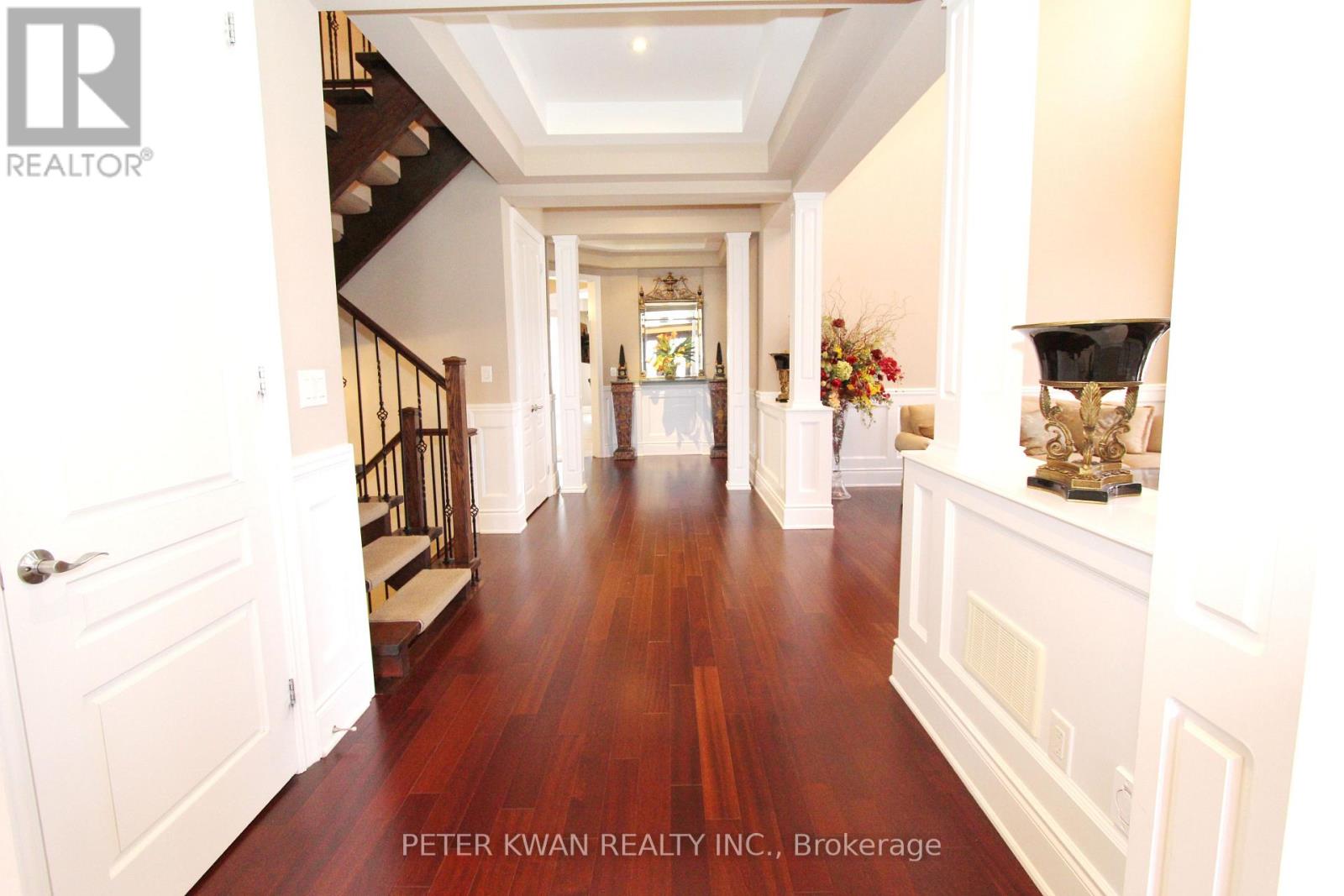 Photo 4 of 123 Carisbrooke Circle, Aurora ON
