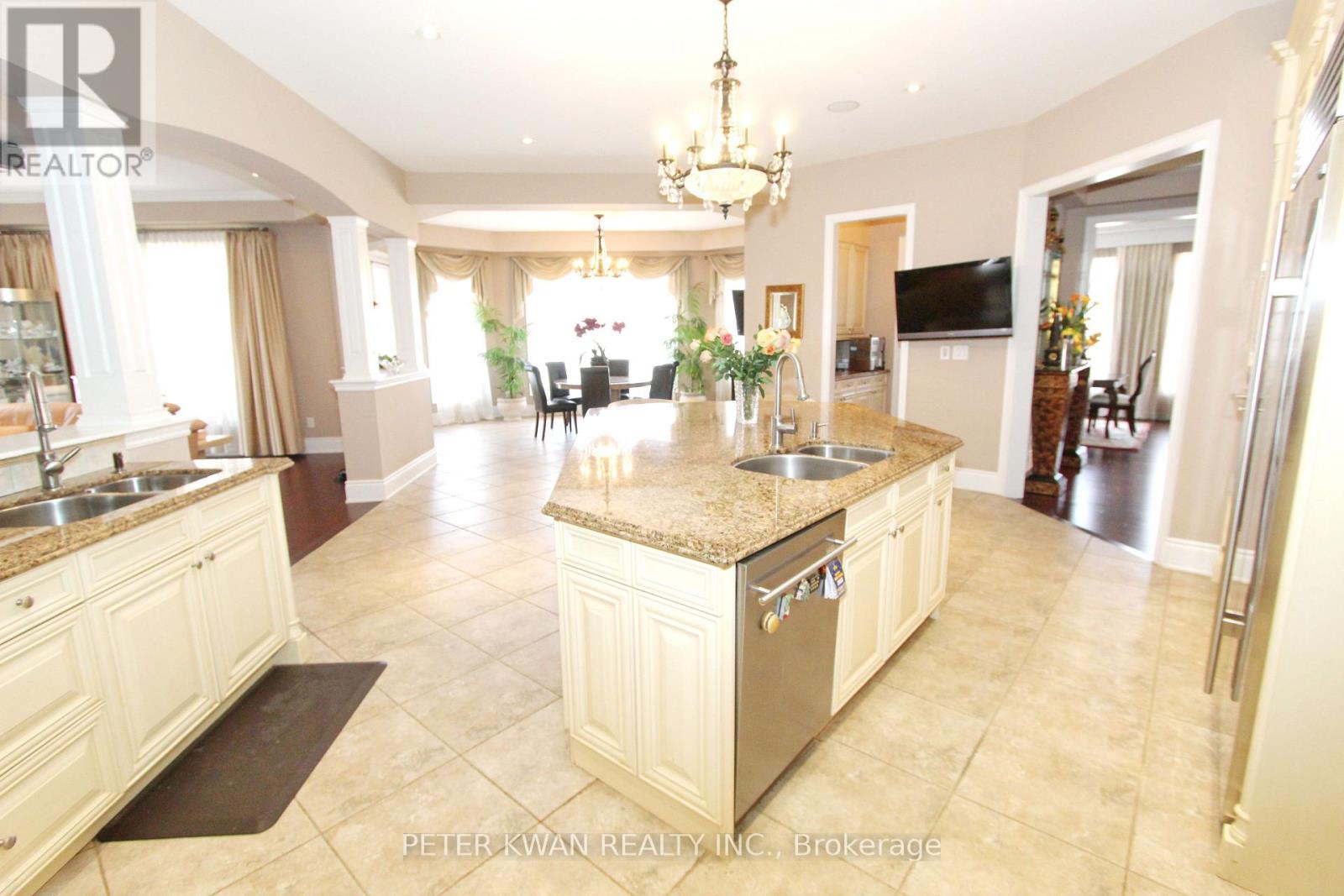 Photo 13 of 123 Carisbrooke Circle, Aurora ON