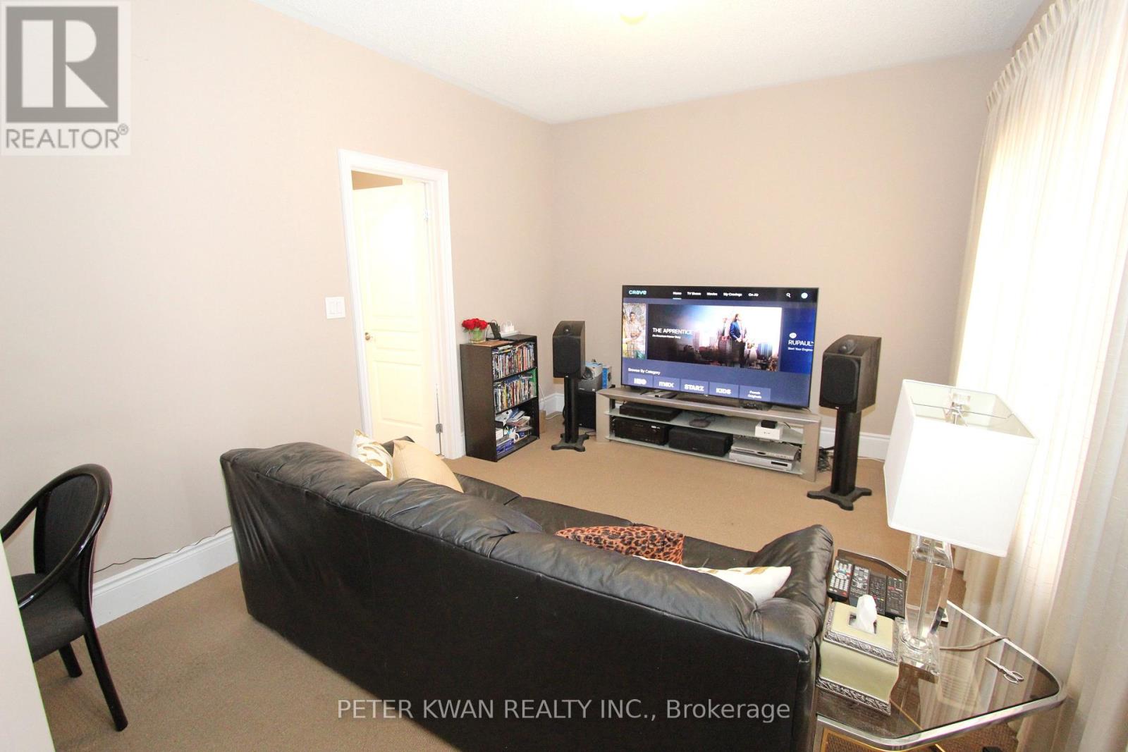 Photo 24 of 123 Carisbrooke Circle, Aurora ON