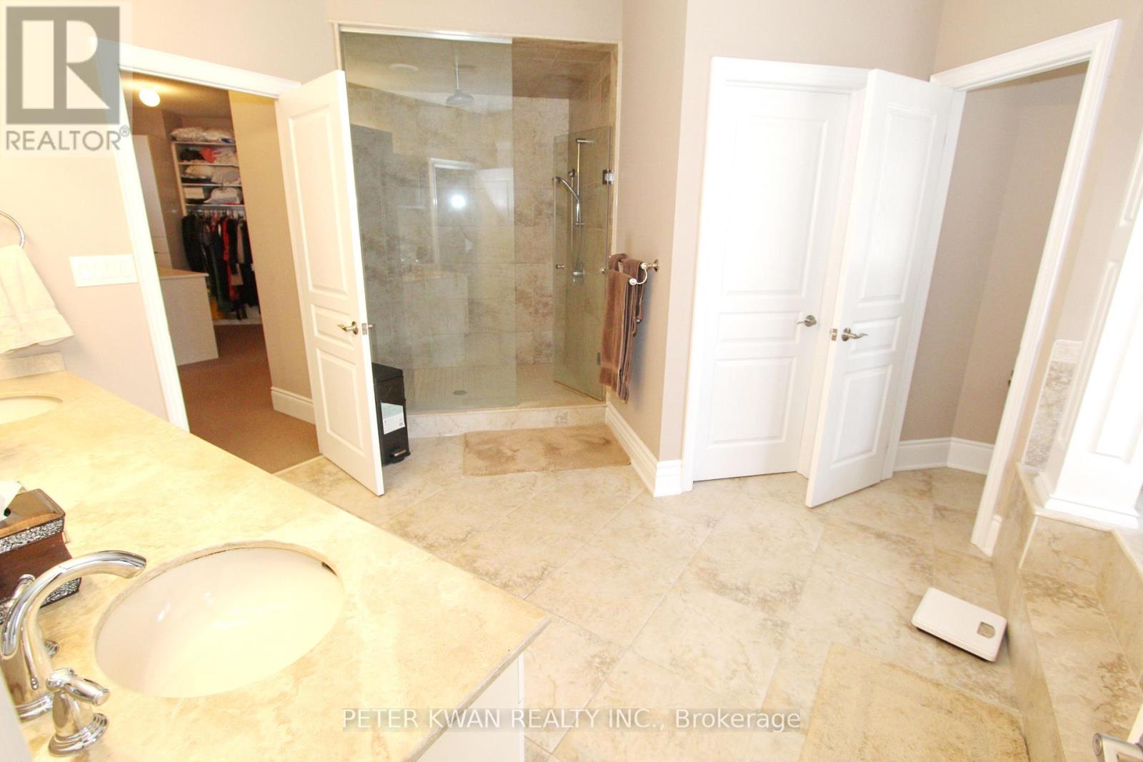 Photo 29 of 123 Carisbrooke Circle, Aurora ON