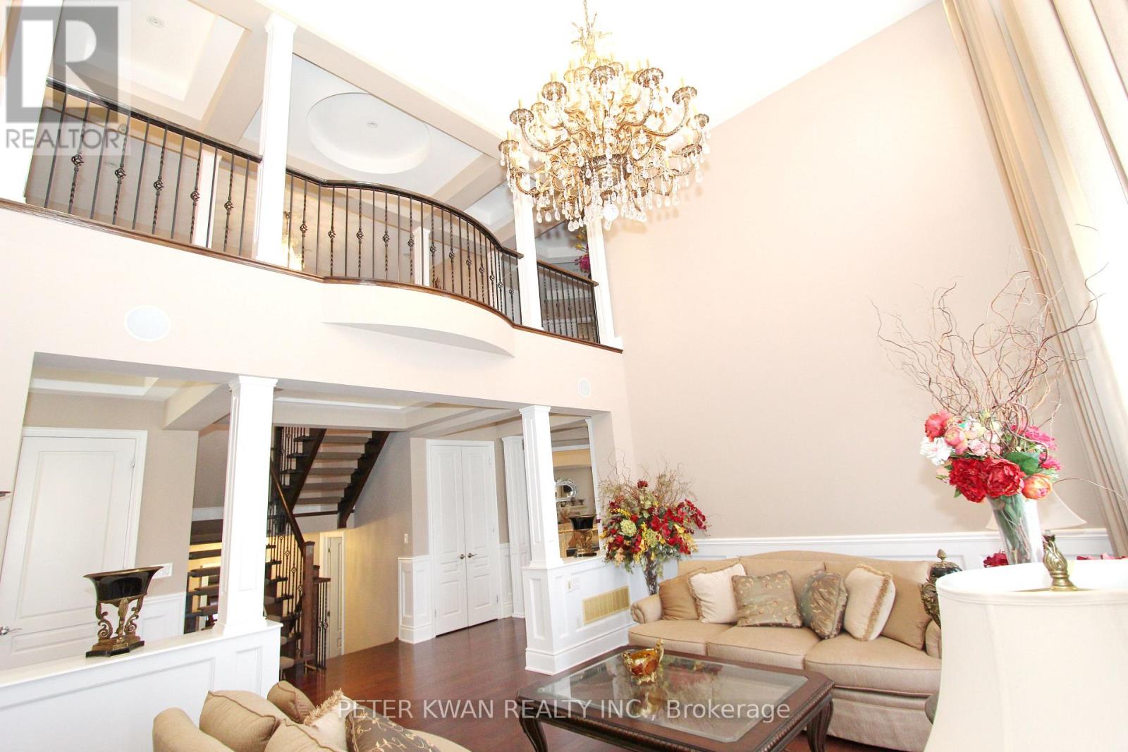 Photo 8 of 123 Carisbrooke Circle, Aurora ON