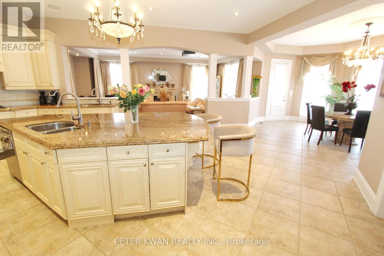 Photo 14 of 123 Carisbrooke Circle, Aurora ON