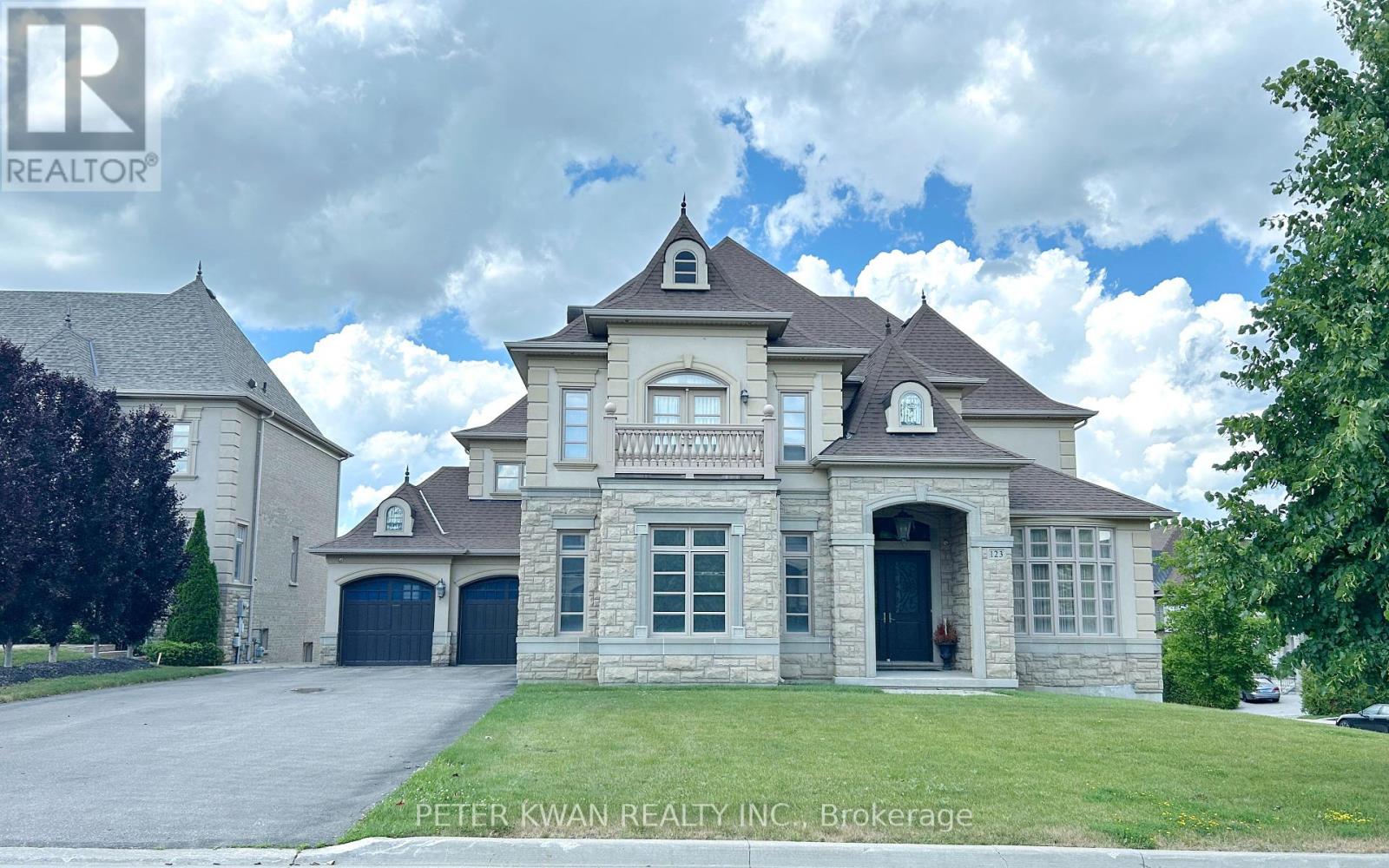 Photo 1 of 123 Carisbrooke Circle, Aurora ON