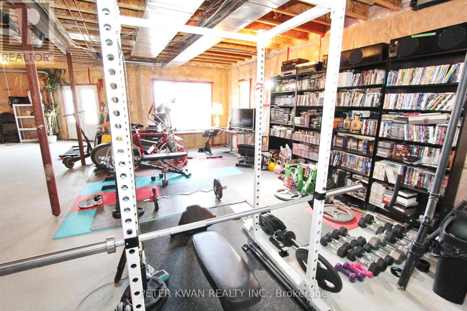 Photo 41 of 123 Carisbrooke Circle, Aurora ON