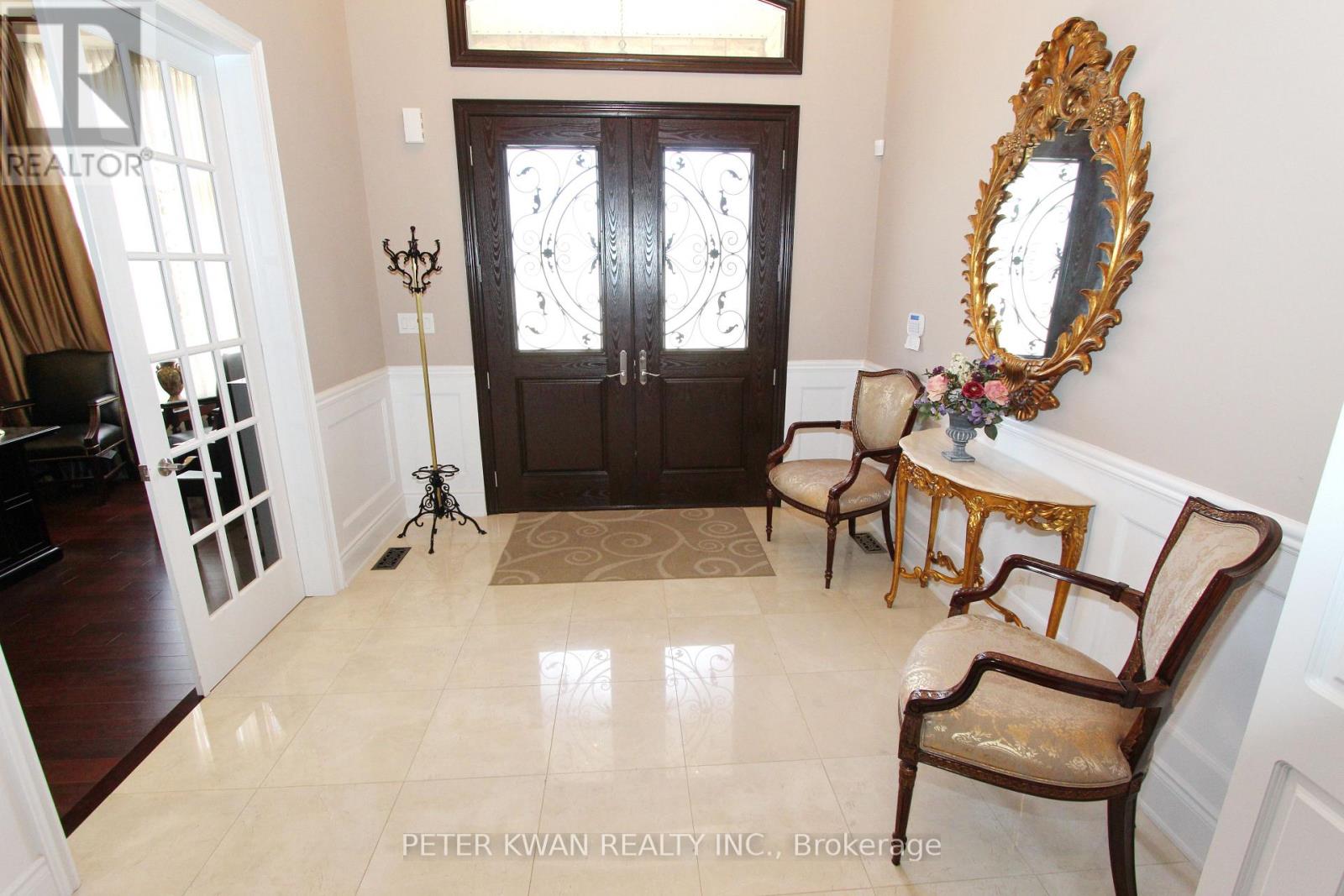 Photo 3 of 123 Carisbrooke Circle, Aurora ON