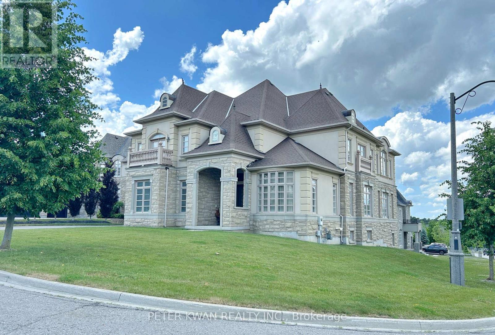 Photo 44 of 123 Carisbrooke Circle, Aurora ON