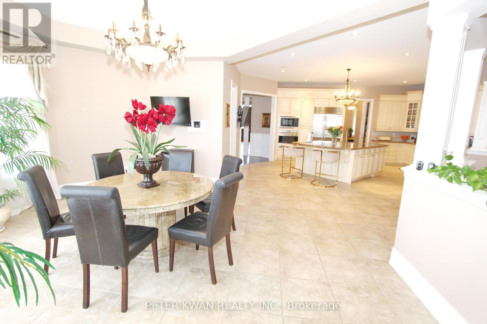 Photo 17 of 123 Carisbrooke Circle, Aurora ON