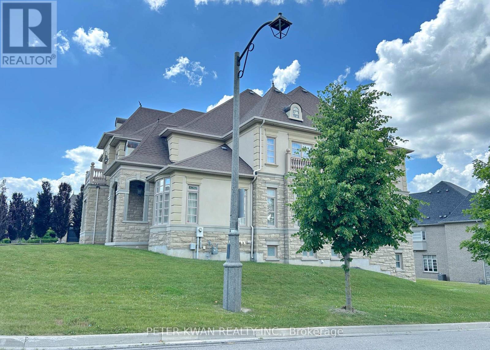 Photo 45 of 123 Carisbrooke Circle, Aurora ON