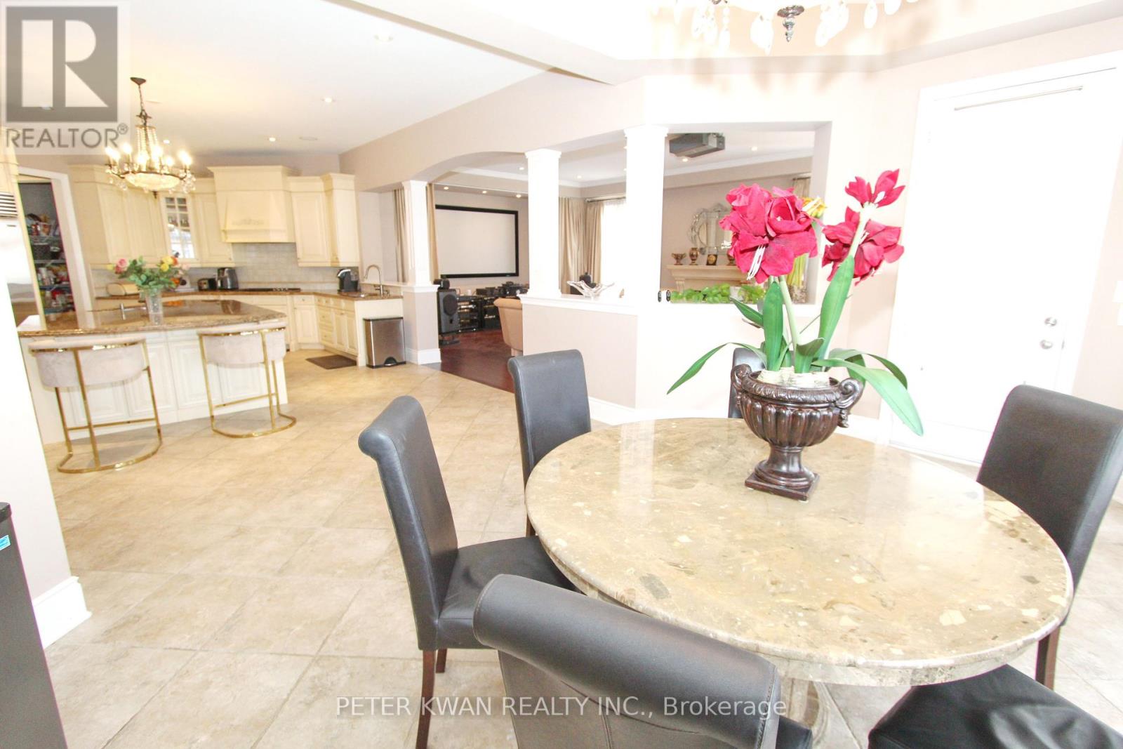 Photo 18 of 123 Carisbrooke Circle, Aurora ON