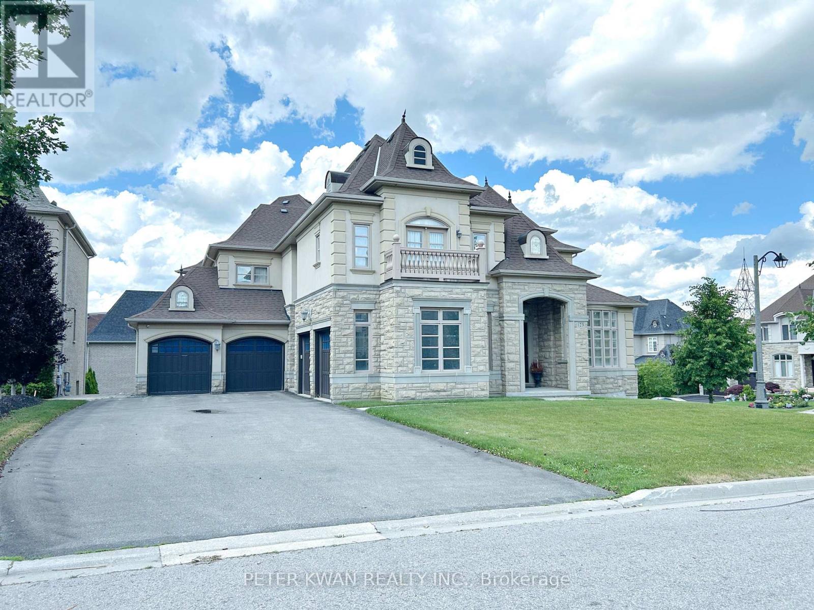 Photo 2 of 123 Carisbrooke Circle, Aurora ON