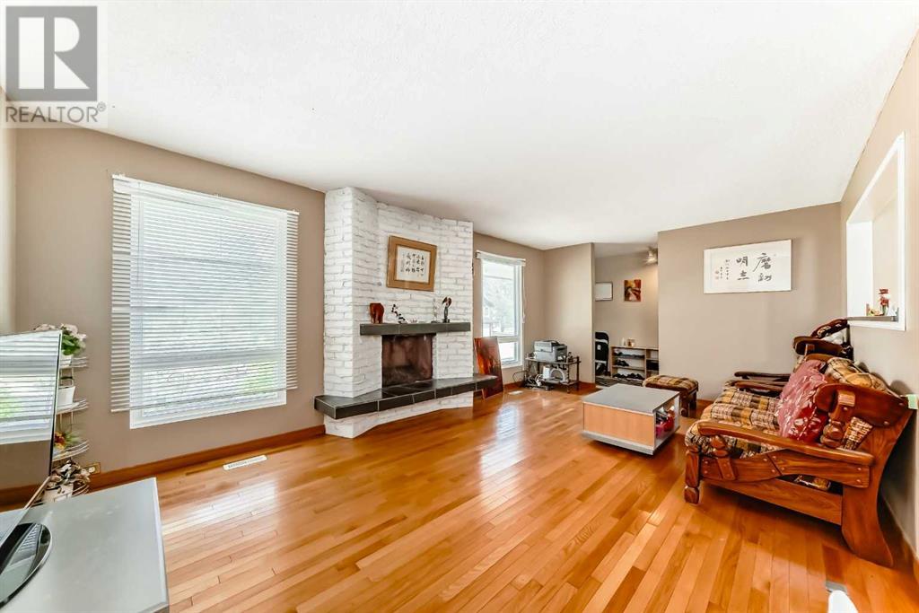 Single Family House Bungalow for Sale in  Dalhurst Way NW Dalhousie Calgary 