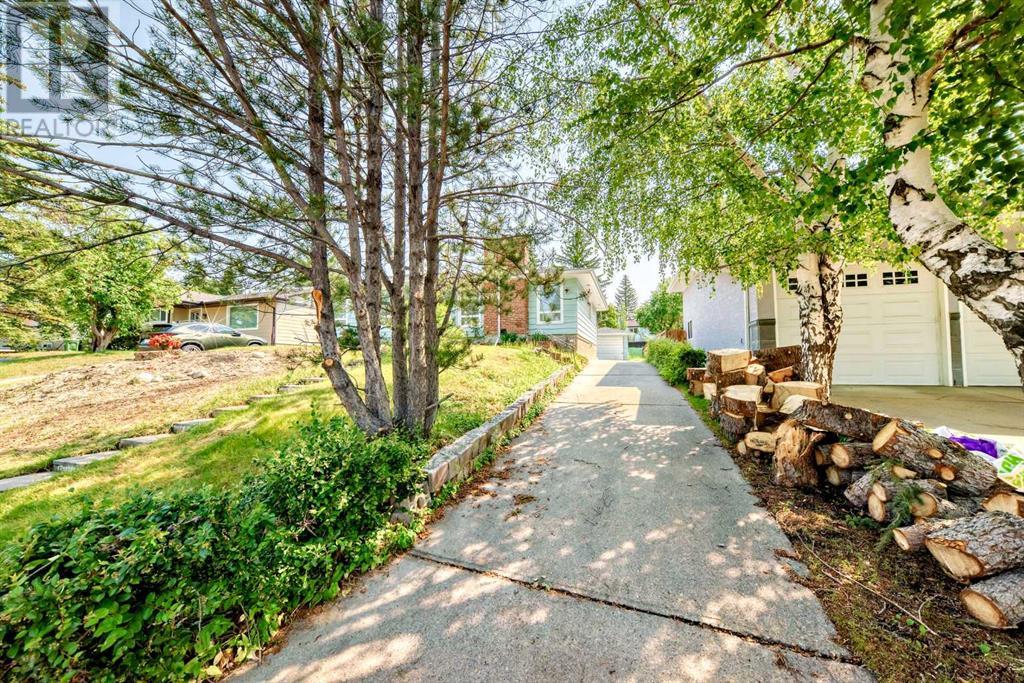 Single Family House Bungalow for Sale in  Dalhurst Way NW Dalhousie Calgary 