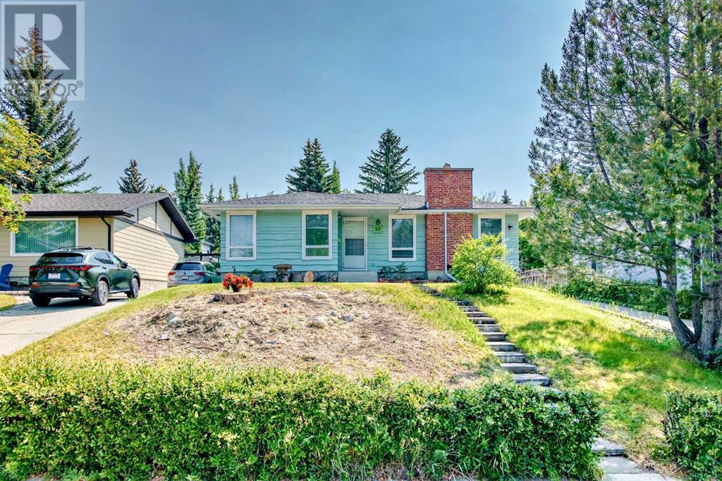Single Family House Bungalow for Sale in  Dalhurst Way NW Dalhousie Calgary 