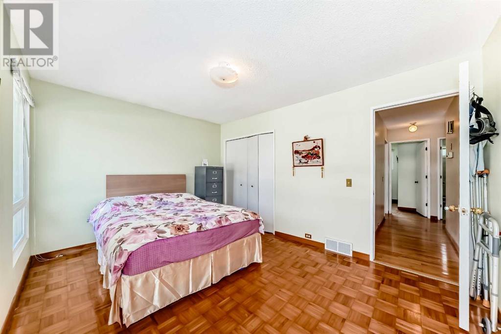 Single Family House Bungalow for Sale in  Dalhurst Way NW Dalhousie Calgary 