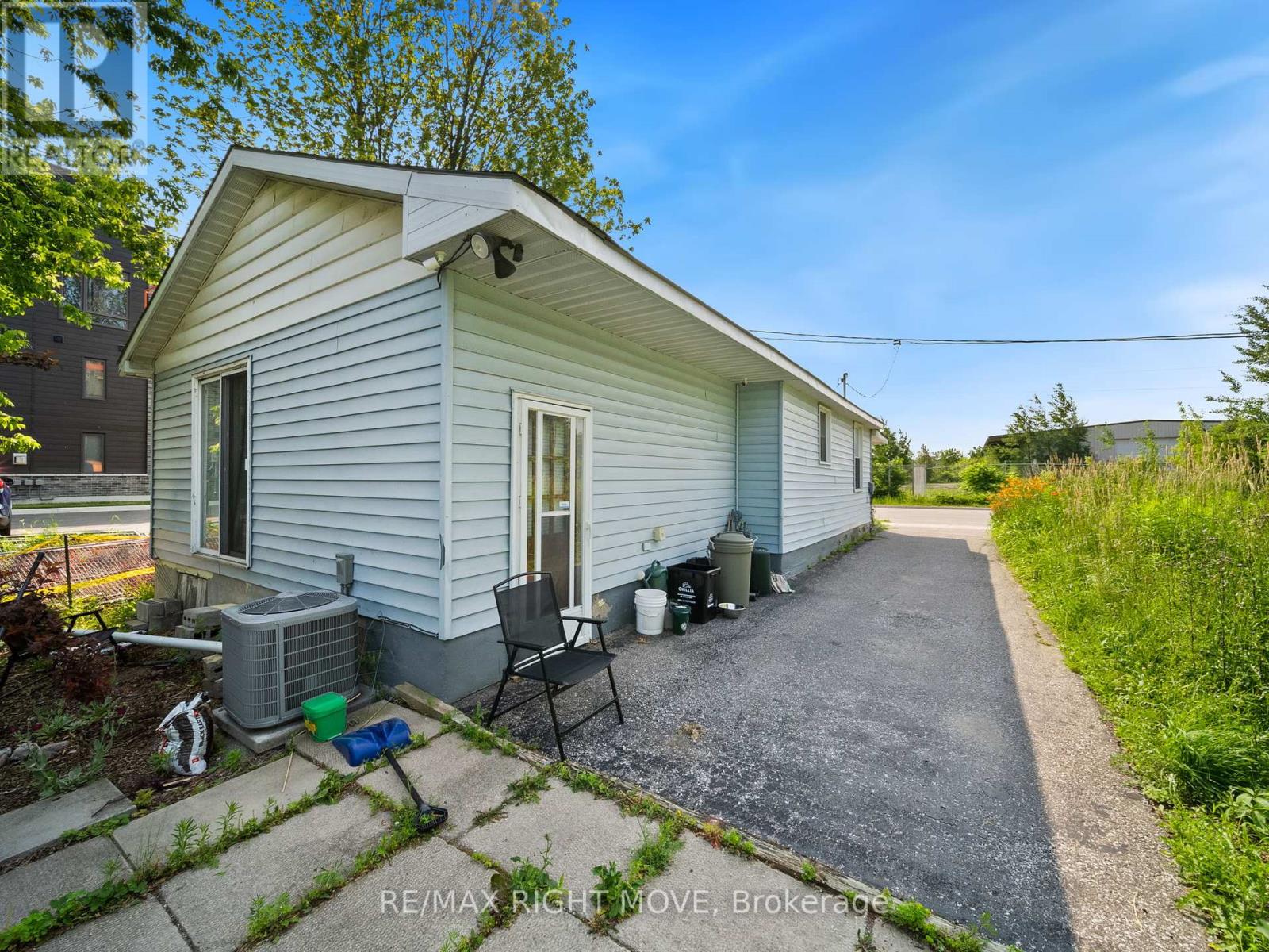 Photo 11 of 122 Elgin Street, Orillia ON