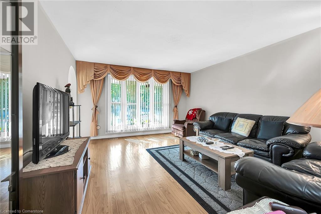 Photo 10 of 31 Summercrest Drive, Hamilton ON