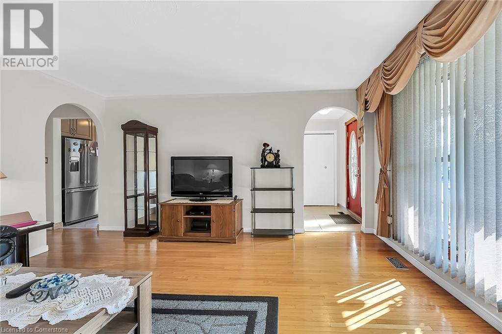 Photo 11 of 31 Summercrest Drive, Hamilton ON