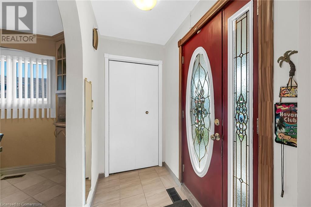 Photo 12 of 31 Summercrest Drive, Hamilton ON