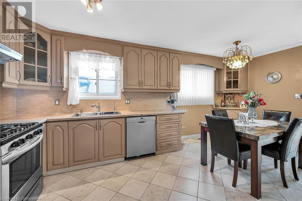 Photo 14 of 31 Summercrest Drive, Hamilton ON