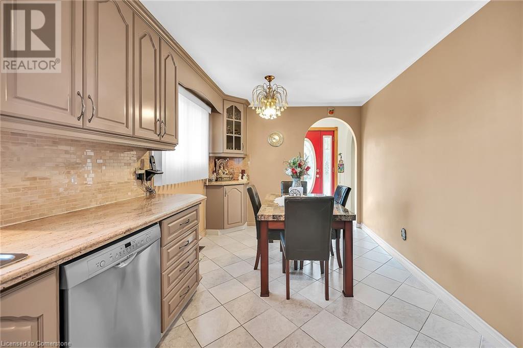 Photo 15 of 31 Summercrest Drive, Hamilton ON