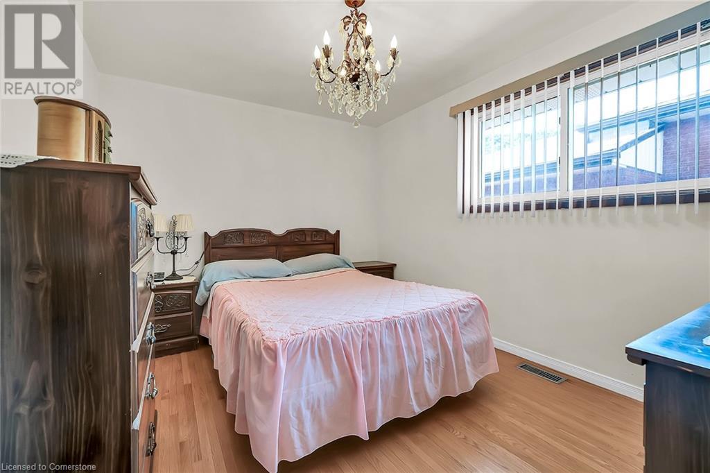 Photo 18 of 31 Summercrest Drive, Hamilton ON