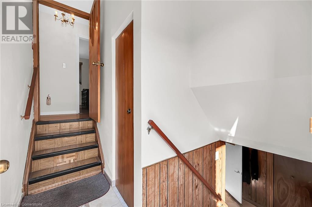 Photo 25 of 31 Summercrest Drive, Hamilton ON