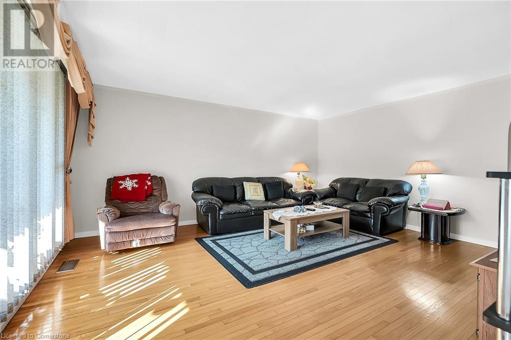 Photo 8 of 31 Summercrest Drive, Hamilton ON