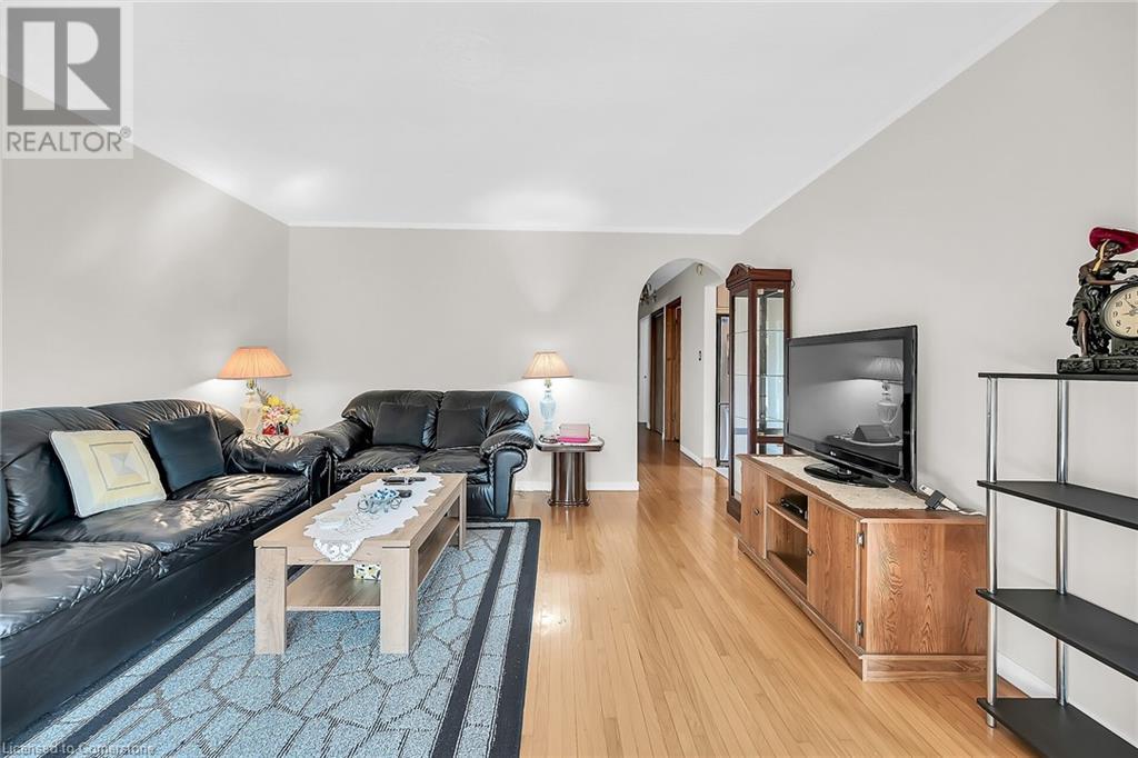 Photo 9 of 31 Summercrest Drive, Hamilton ON