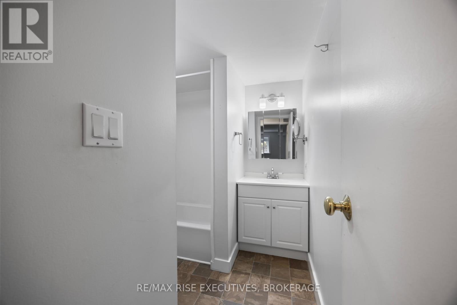 Photo 34 of 118 580 Armstrong Road, Kingston ON