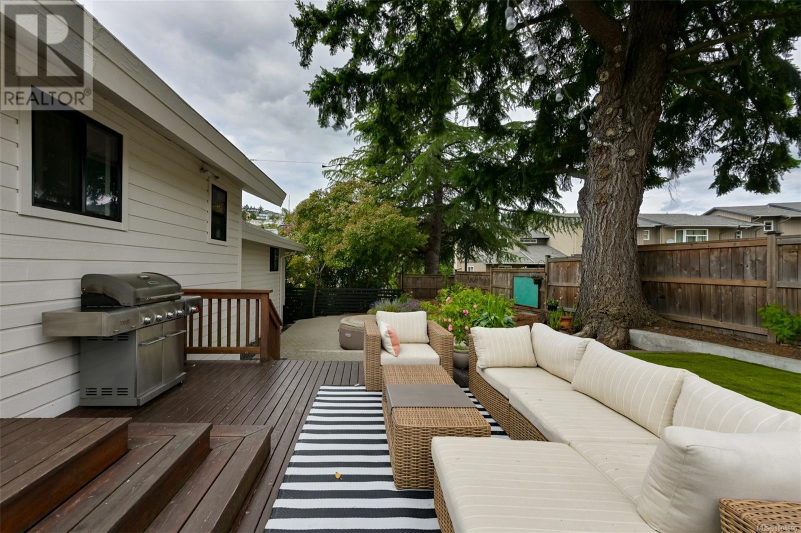 Photo 18 of 632 Cairndale Rd, Colwood BC
