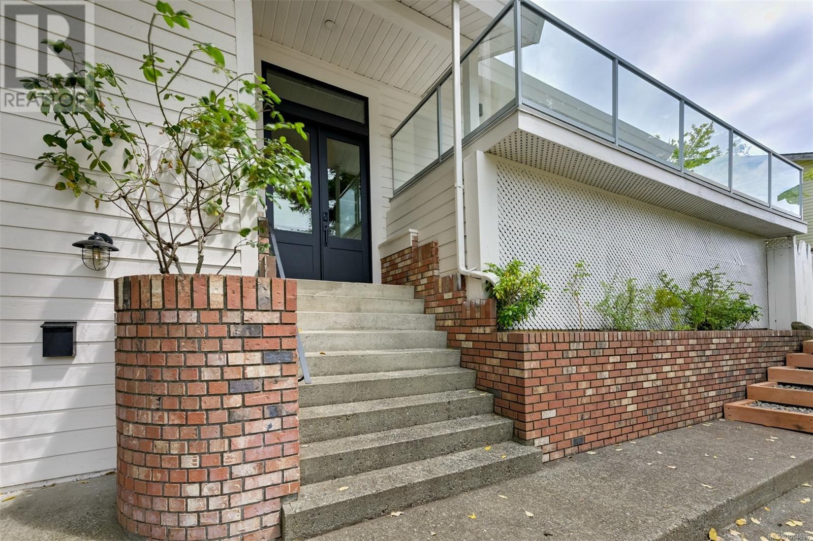 Photo 2 of 632 Cairndale Rd, Colwood BC