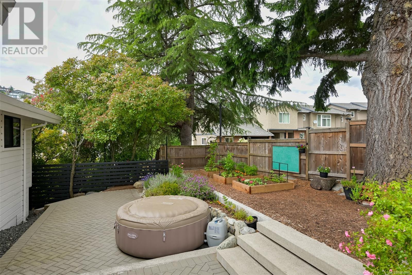 Photo 21 of 632 Cairndale Rd, Colwood BC