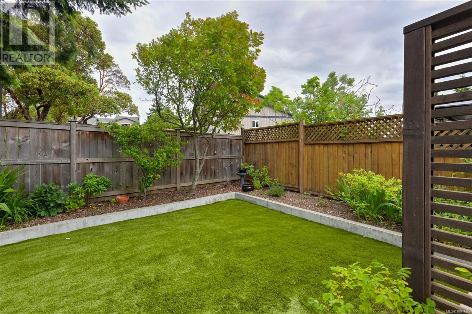 Photo 22 of 632 Cairndale Rd, Colwood BC