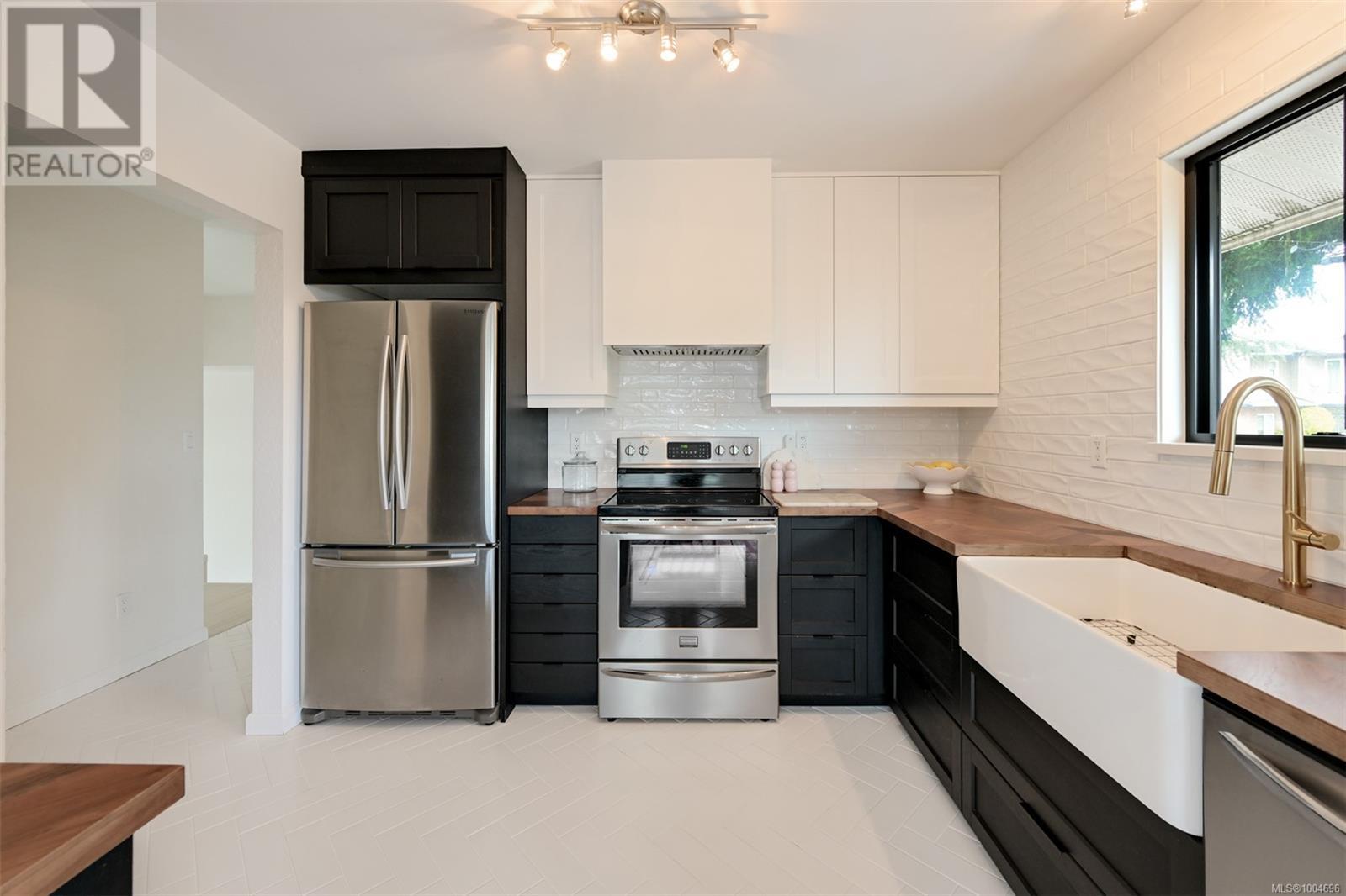 Photo 23 of 632 Cairndale Rd, Colwood BC