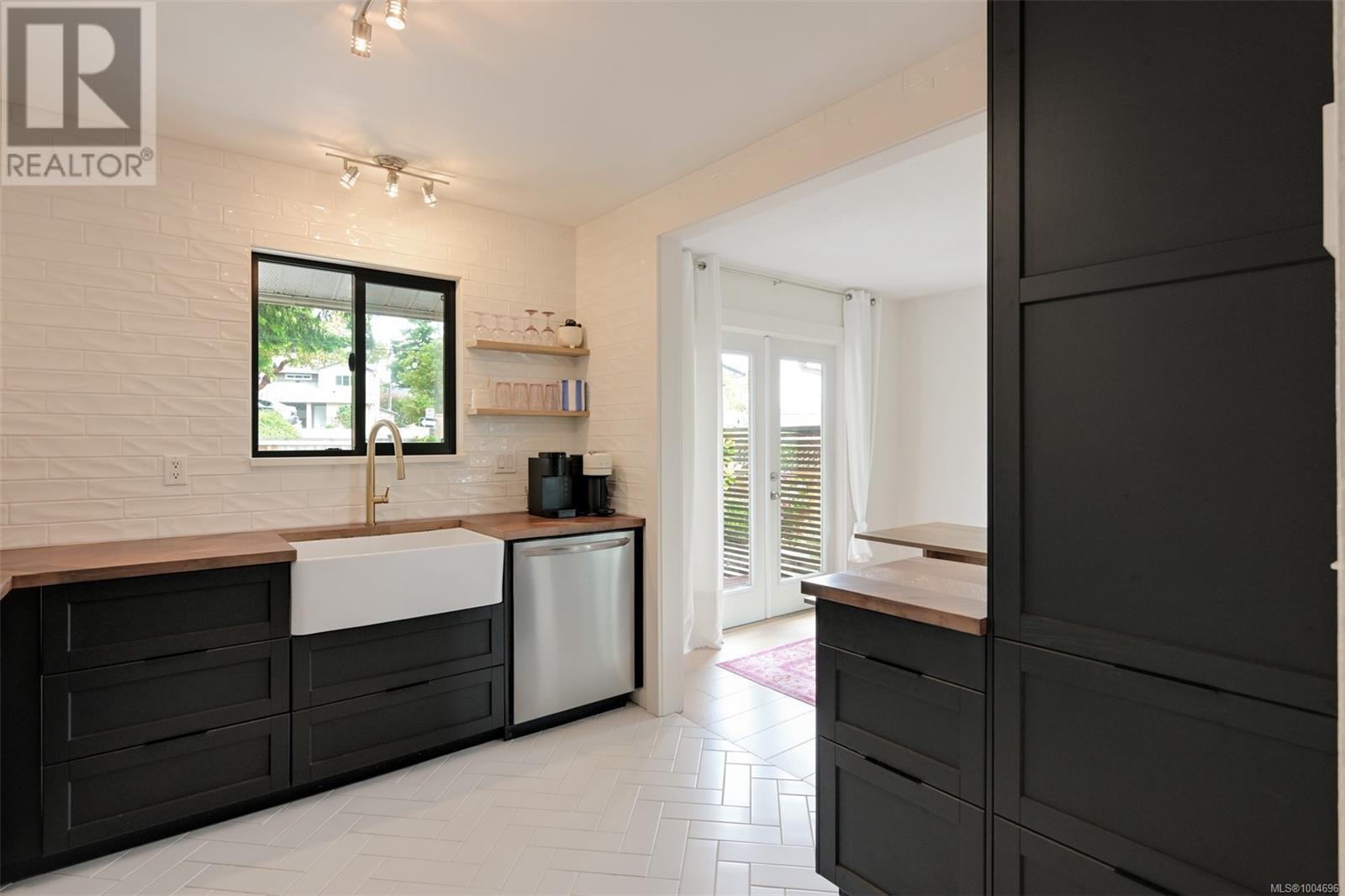 Photo 25 of 632 Cairndale Rd, Colwood BC