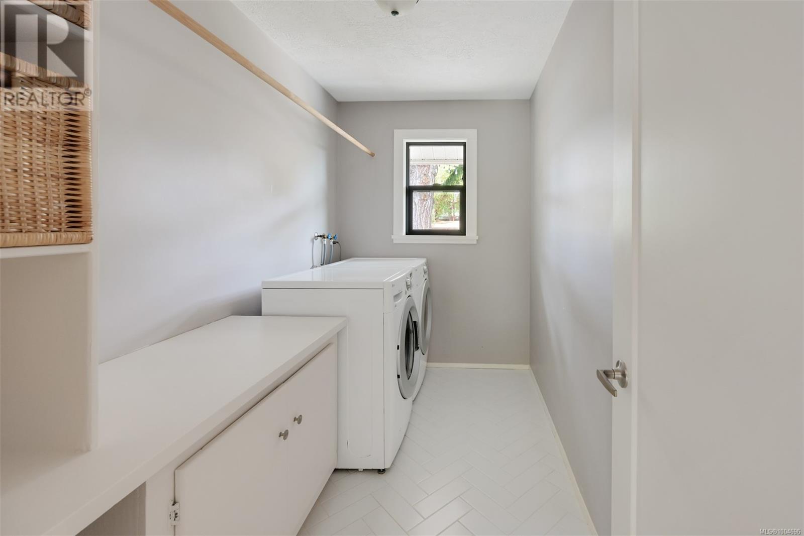 Photo 41 of 632 Cairndale Rd, Colwood BC